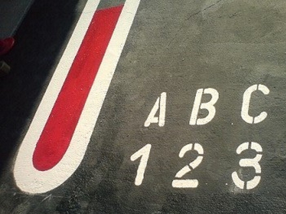 駐車区画線や番号記号